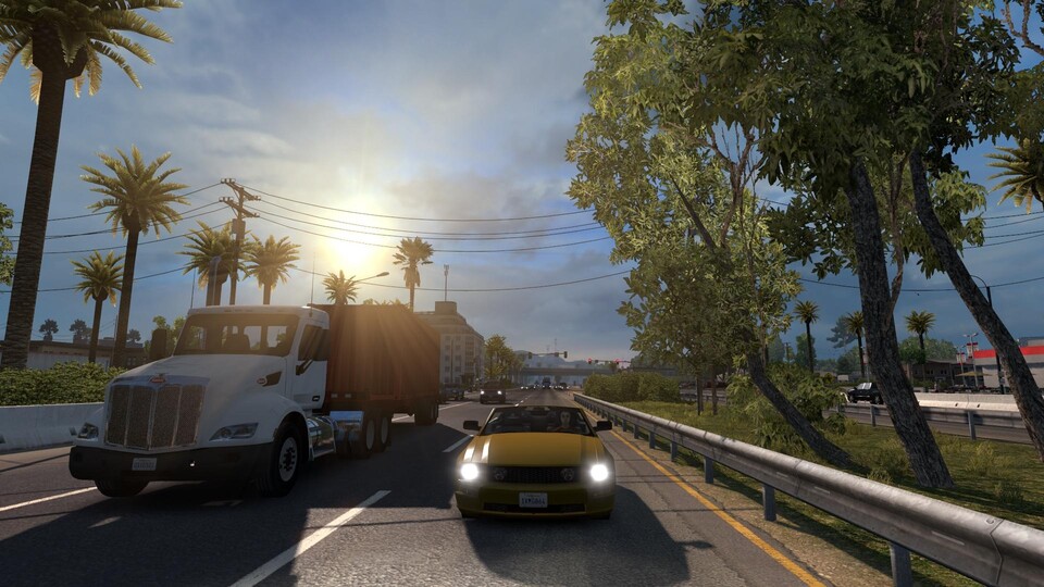 Ein Peterbilt-Lkw, ein Ford Mustang, die Morgensonne und Palmen - die Grafik des American Truck Simulator sorgt für amerikanisches Flair. 