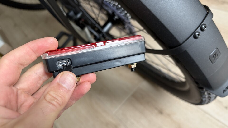 Das Rücklicht ist Batterie-betrieben muss separat ein- und ausgeschaltet werden.
