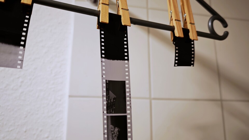 Der Film wird einfach an einem Kleiderbügel aufgehangen. (Bildquelle: GameStar TechDuy Linh Dinh)