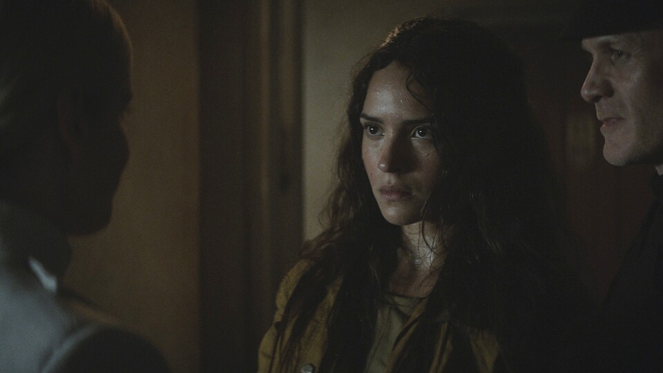 Dedra Meero ist intelligent und kompetent, zeigt sich beim Verhör von Bix aber von ihrer dunkelsten Seite.