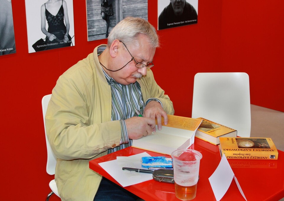 Andrzej Sapkowski wird 2016 für sein Lebenswerk ausgezeichnet. Spielern ist der Pole als Autor der Witcher-Fantasyromane bekannt. (Foto: Wikipedia, Packa, CC BY-SA 3.0)