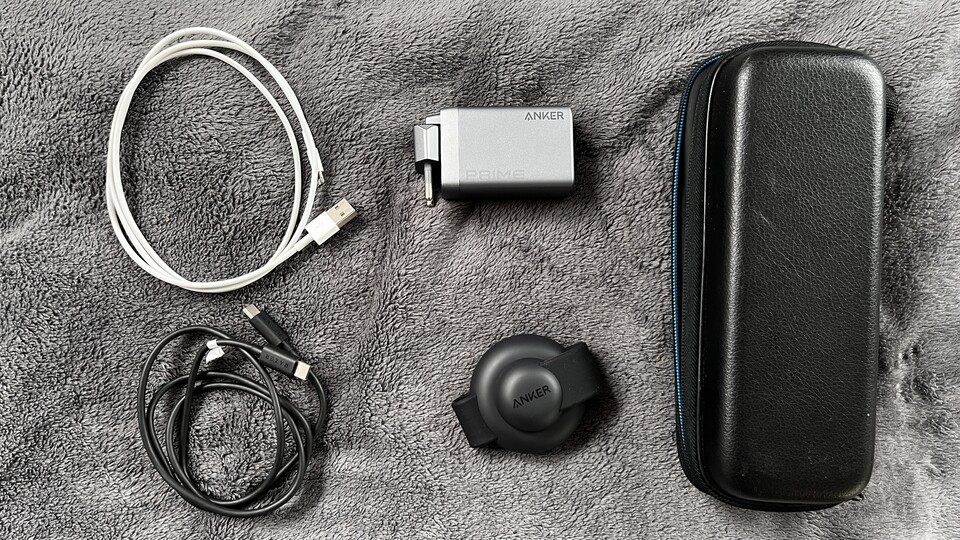 Meine kleine Reisetasche: Ladekabel, Netzteil sowie das MagGo-Ladegerät.