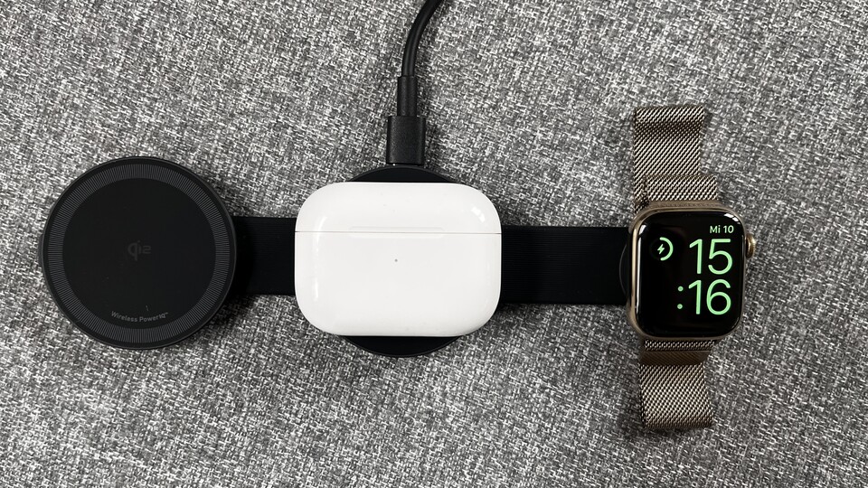 Meiner Apple Watch Series 7 und meine AirPods laden parallel. Links würde noch mein iPhone hinpassen.
