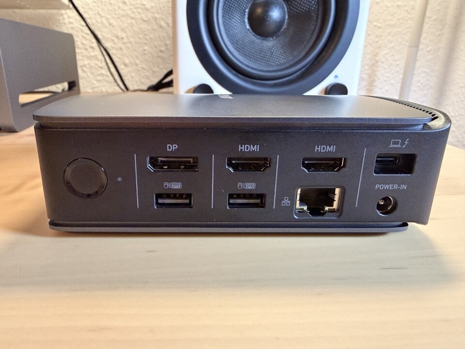 Mit dem Knopf links, könnt ihr die Beleuchtung an der Front ausschalten.