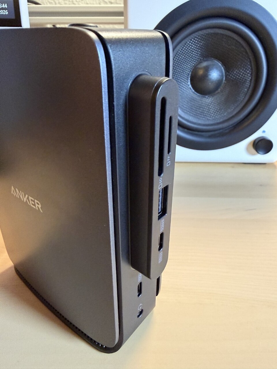 Der kleine Hub lässt sich butterweich wieder in das Dock einschieben.