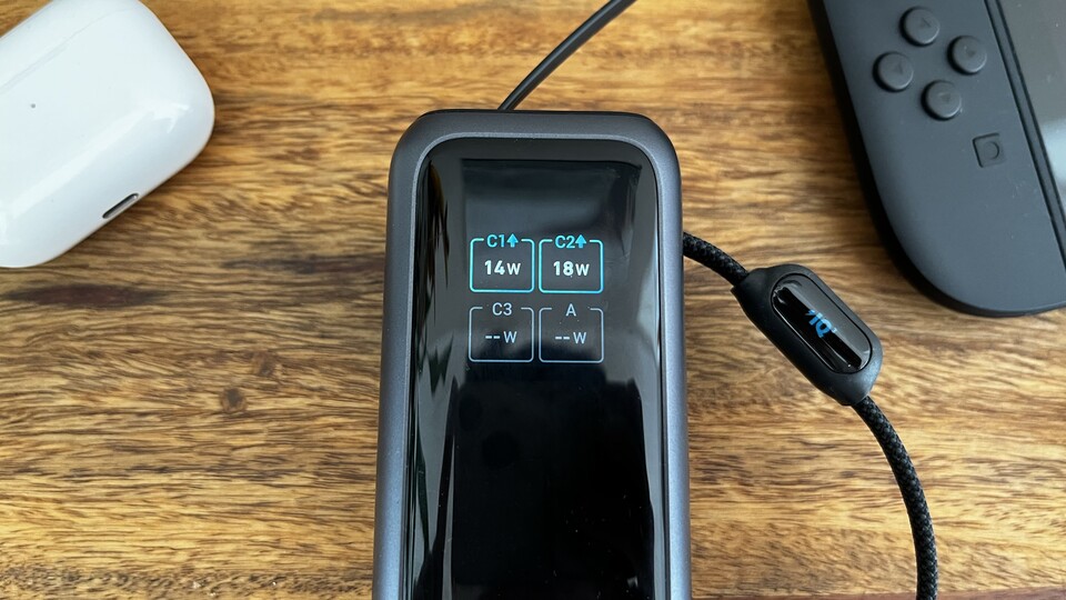 Praktisch: Der Bildschirm offenbart die Ausgangsleistung für jeden Port.