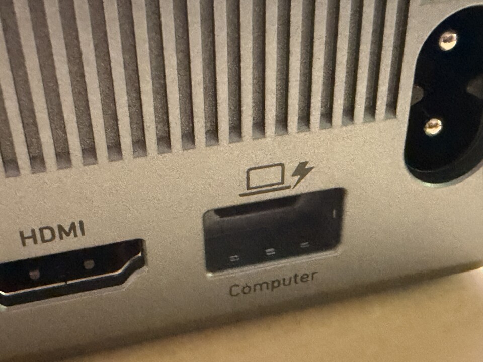 Was Anker bei dieser Vertiefung gedacht hat, weiß der Hersteller alleine. Die Vertiefung in Kombination mit den kleinen Plastiknasen schließen viele USB-C-Stecker aus.