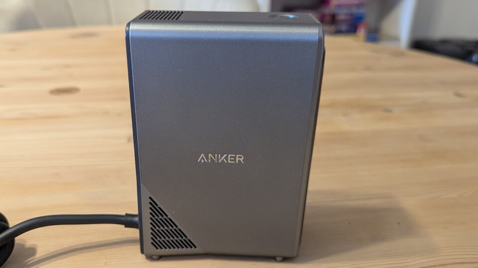 Die Dockingstation liefert bis zu 160 Watt Power und ist deswegen mit einem eigenen kleinen Lüftungssystem ausgestattet.