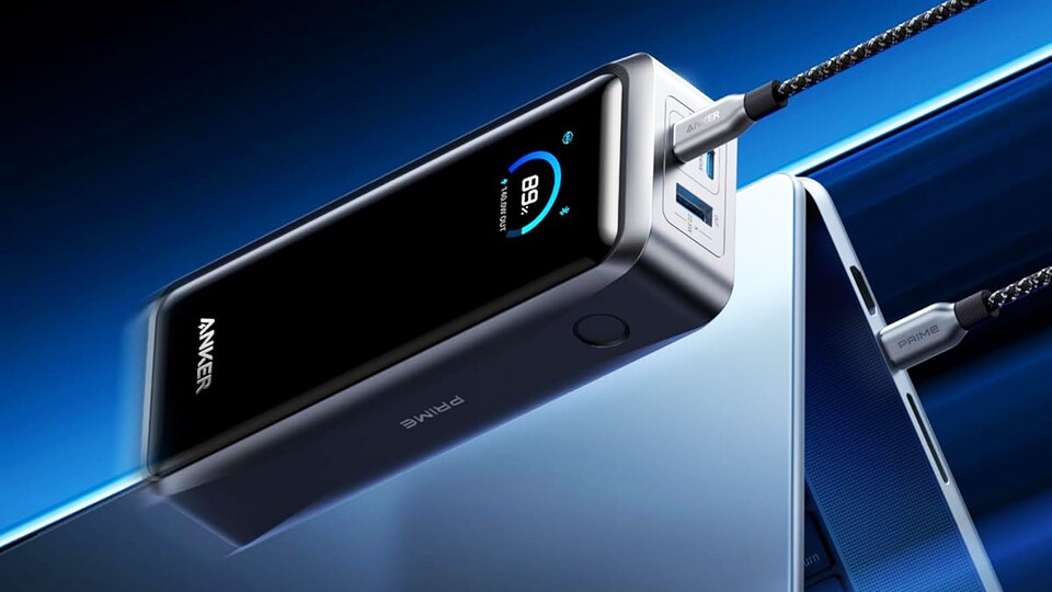 Die Anker Prime Powerbank mit 26.250 mAh kann zwei Geräte gleichzeitig mit 140W versorgen und für den USB-A-Port bleiben dann trotzdem noch 20W übrig.