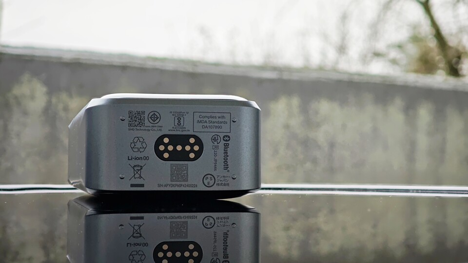 Mit diesen Kontakten verbindet sich die Powerbank mit der optional verfügbaren Ladestation. Diese lädt die Powerbank mit maximal 100 Watt auf. (Bildquelle: Duy Linh DinhGameStar Tech)