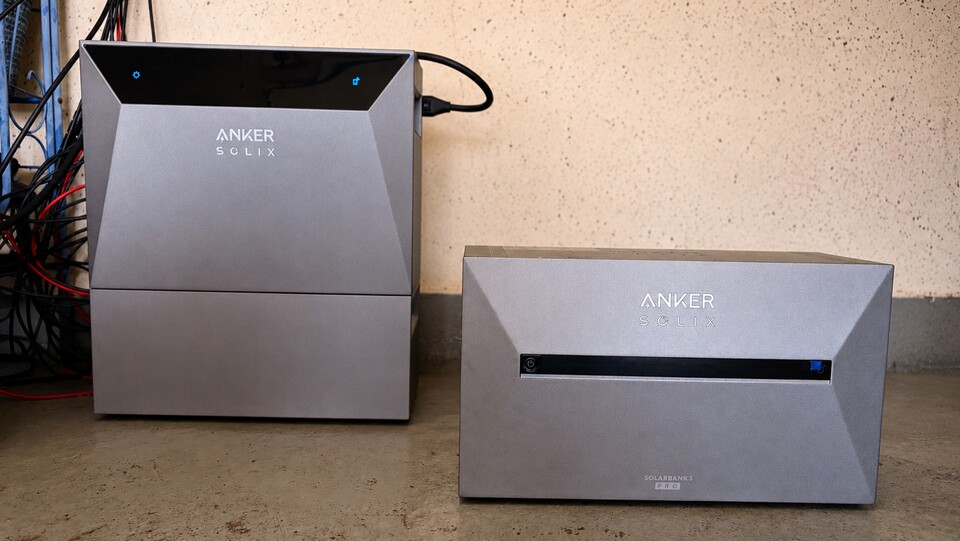 Links die alte Solarbank 3 Pro, rechts die neue Solarbank 4 Pro – der Größenunterschied ist auf den ersten Blick zu erkennen.“