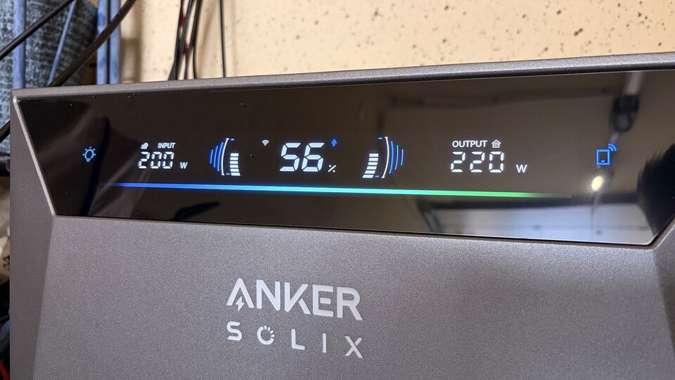 Ein- und Ausgangsleistung könnt ihr nun auch auf dem neuen Display der Solarbank 4 Pro ablesen.