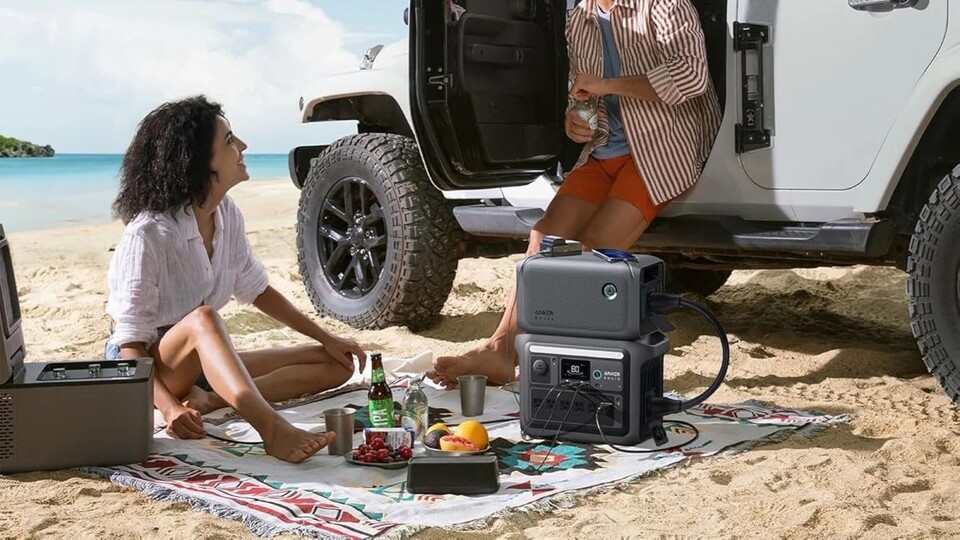 Das Ding ist wirklich klein: Die Anker Solix C1000 passt in (fast) jedes Camping- und Festivalgepäck. Wenn dann noch Platz ist, lässt sie sich sogar erweitern.