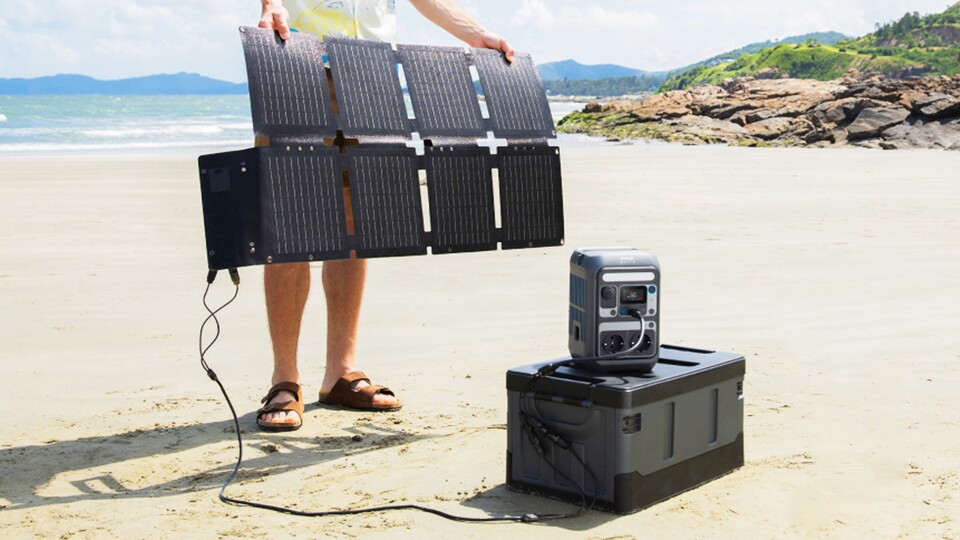 Wenn es etwas kleiner sein darf, dann würde meine Wahl auf die Anker SOLIX C300 fallen, die es sogar im Bundle mit einem faltbaren 100-W-Solarpanel gibt!