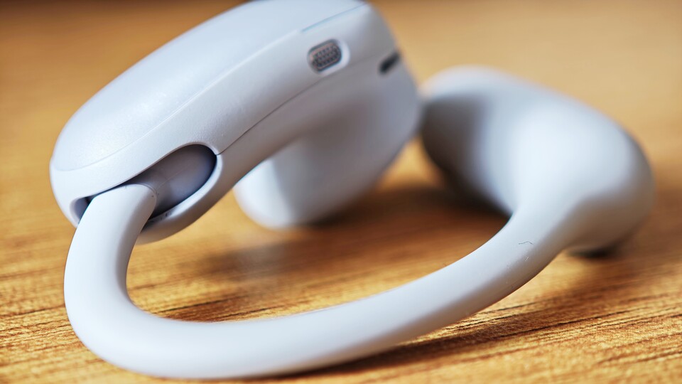 Der Bügel lässt sich in fünf verschiedene Stufen einrasten. In der App stelle ich ein, bei welchen Stufen das ANC aktiviert wird und bei welchen er aus bleibt. (Bildquelle: Duy Linh DinhGameStar Tech)