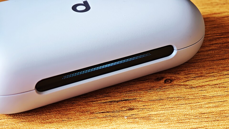 Die Ladeschale besitzt vorne einen schicken LED-Streifen, der beim Laden und beim Öffnen aufleuchtet. (Bildquelle: Duy Linh DinhGameStar Tech)