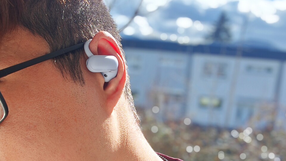 Selbst mit Brille empfand ich den weichen Gummibügel nicht als unbequem. (Bildquelle: Duy Linh DinhGameStar Tech)