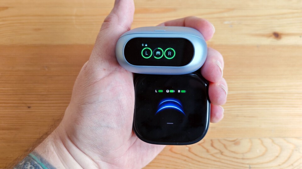 Die Anker Soundcore Liberty 5 Pro gibt es auch in einer Variante mit großem Display. (Bildquelle: Maxe S., GameStar)