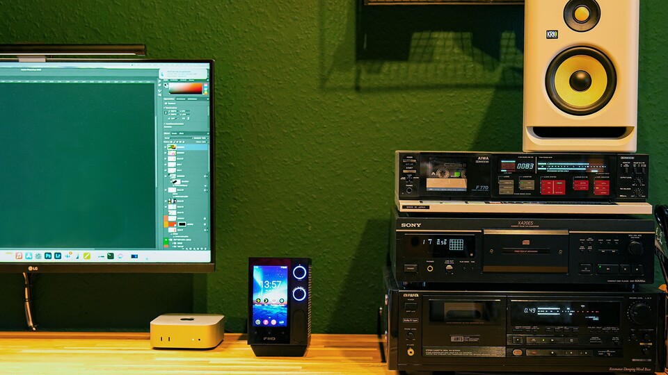 Der FiiO R7 (mittig im Bild) ist meine Wahl fürs Büro. Er setzt auf Android, beherrscht AirPlay und den USB-Modus zum PC. Außerdem können klassische HiFi-Bausteine und Aktivboxen genutzt werden. Ja, der Lautsprecher steht nicht optimal, aber der Platz fehlt. (Bild: GameStar Tech)