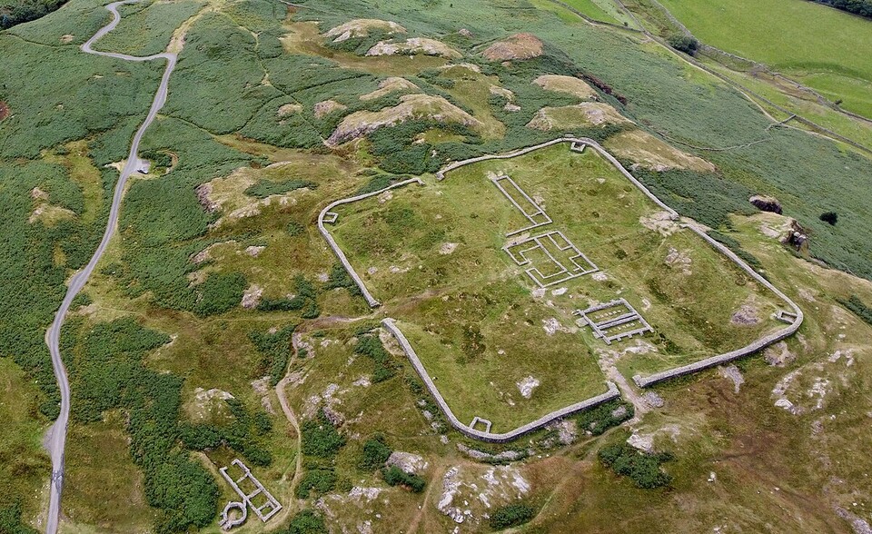 Die Ruinen des römischen Castra in Hard Knott, England, sehen fast so aus, als wären sie in den Hügel gestempelt worden. (Foto: Wikimedia, Andy Beecroft)