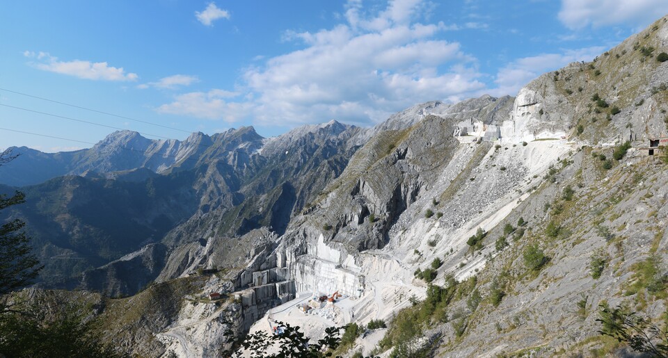 Carrara-Marmor aus der Toskana: bleiebter Baustoff für öffentliche Gebäude. (Foto: Imehling, Wikipedia)