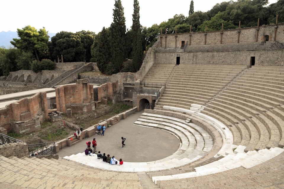 Das Amphitheater in Pompeji bot gerade einmal Platz für 5.000 Zuschauer. Zum Vergleich: In das Kolosseum in Rom passten wohl ca. 65.000 Menschen. (Foto: Wdwdbot, Wikipedia)