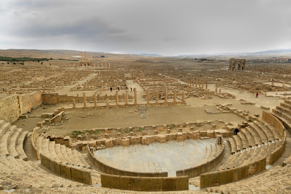 Timgad im heutigen Algerien gilt als Musterbeispiel einer Stadt nach Castra-Bauplan. Viel steht heute nicht mehr, das zentrale Forum und das rechtwinklige Straßennetz sind aber noch gut zu erkennen. (Bild: Adobe Stock)