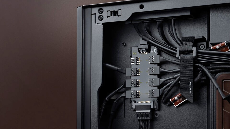 Der Fan-Hub aus dem Antec Flux Pro hat ein Upgrade bekommen: Statt knappen 5 Steckplätzen sind in der Noctua Edition 8 Steckplätze vorhanden.