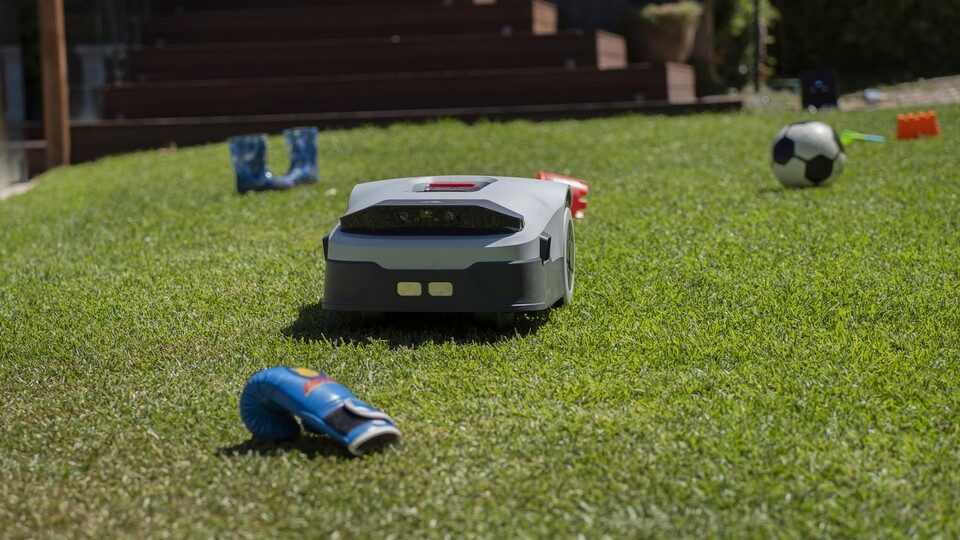 Dank modernster KI-Orientierung erkennt der ANTHBOT Genie 800 Hindernisse wie Haustiere oder Gartengeräte sofort und weicht ihnen in Echtzeit aus.