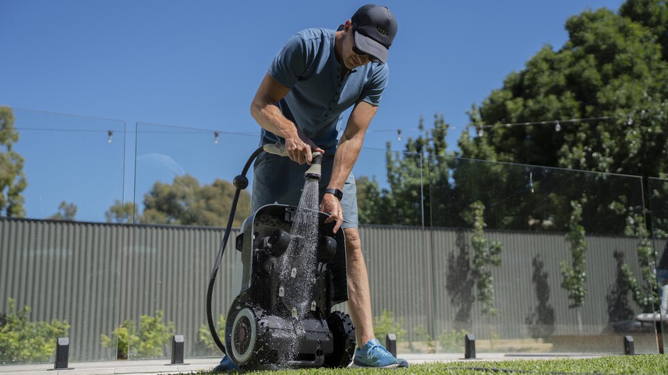 Mit seiner IPX6-Wasserbeständigkeit könnt ihr den Genie 800 locker auch per Wasserschlauch reinigen.