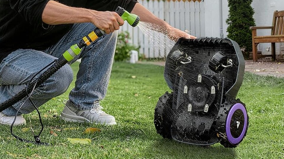 Den ANTHBOT könnt ihr dank der IPX6-Zertifizierung einfach mit dem Gartenschlauch sauber machen. Regen macht ihm nichts aus.