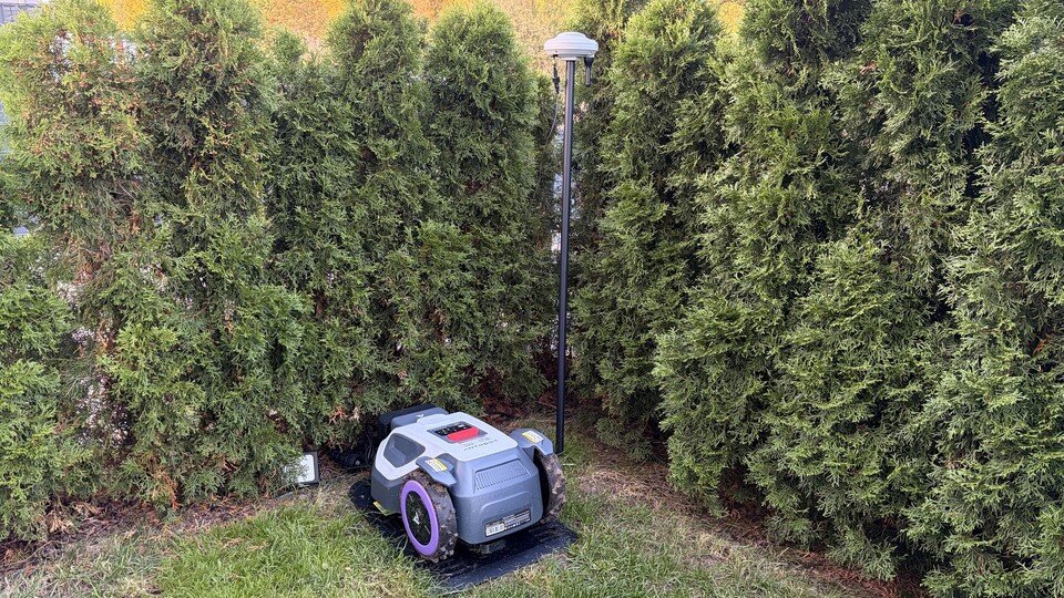 Der Anthbot M9 mit Ladestation und RTK-Antenne.