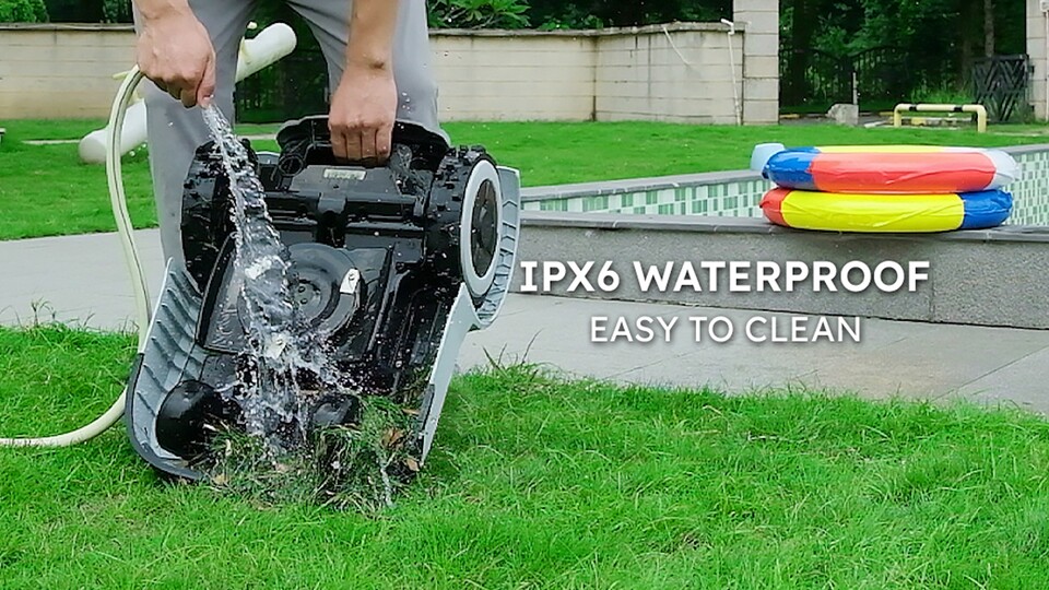 Einfache Reinigung: Den Mähroboter könnt ihr einfach mit dem Gartenschlauch abspritzen.