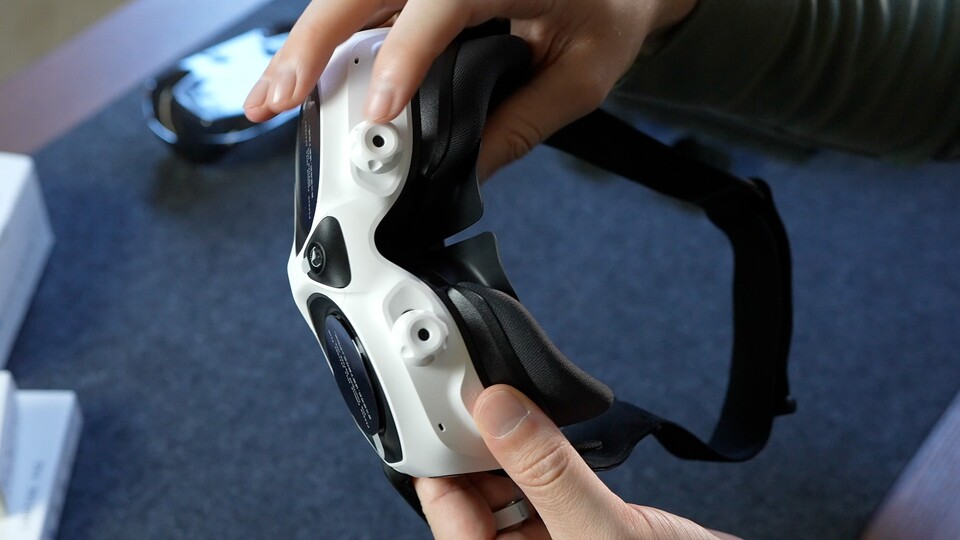 An den Rädchen müsst ihr drehen und schieben, um die Gläser an eure Augen anzupassen. (Bild: Patrick Schneider, GameStar Tech)