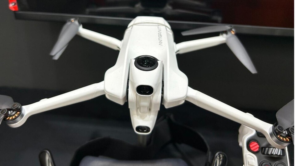 Auf der Ober- und Unterseite ist jeweils eine der umsichtigen Kameras verbaut.