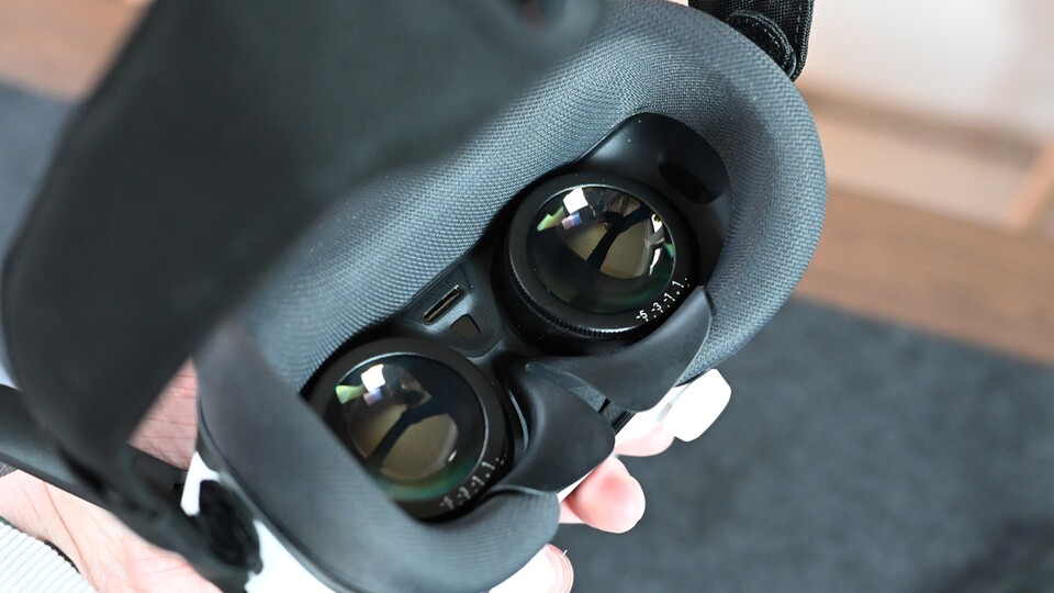 Zwischen den Brillen befindet sich ein Fach für die microSD-Karte. Wofür das gut ist? Damit könnt ihr Bildschirmaufnahmen von der Brille speichern oder Videos darauf abspielen.