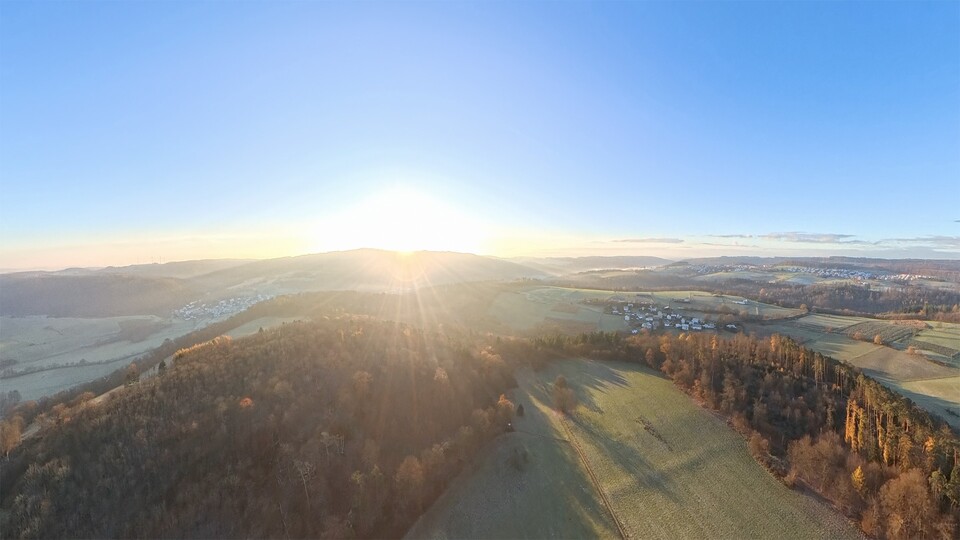 Keine Spur von schönen Sonnensternen. Der Lens-Flare ist alles andere als schick. (Bild: Patrick Schneider, GameStar Tech)