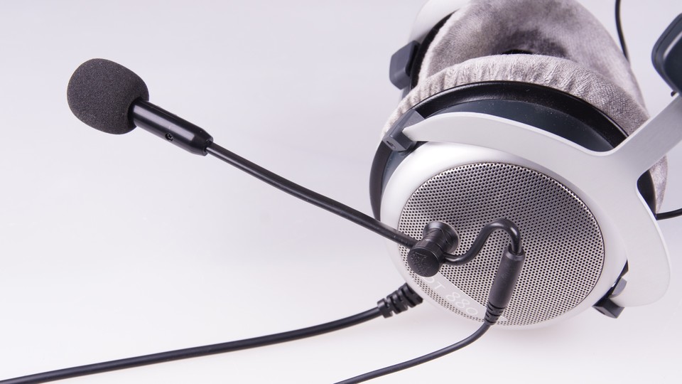 Das ansteckbare Antlion Audio Modmic 5 gewährt euch uneingeschränkte Freiheiten bei der Kopfhörerwahl. Wir testen, wie gut es sich im Alltag schlägt.