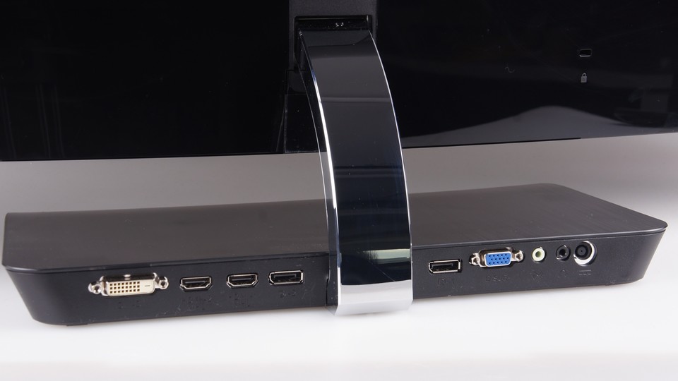 Fast alles da, was man braucht: ein DVI-Port, zwei HDMI-Anschlüsse, zwei DisplayPorts, ein VGA-Anschluss, ein Audio-Eingang für die integrierten Lautsprecher und ein Audio-Ausgang zum Anschluss von Kopfhörern. Nur ein USB-Hub wäre noch wünschenswert.