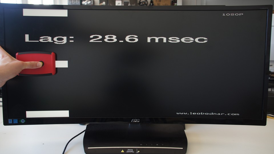 Die Messung des Input Lags nehmen wir mit dem »Video Signal Input Lag Tester« von Leo Bodnar vor. Am mittleren Balken liegen die Werte etwas niedriger als am unteren, da das Bild bei LCD-Monitoren von oben nach unten aufgebaut wird. 