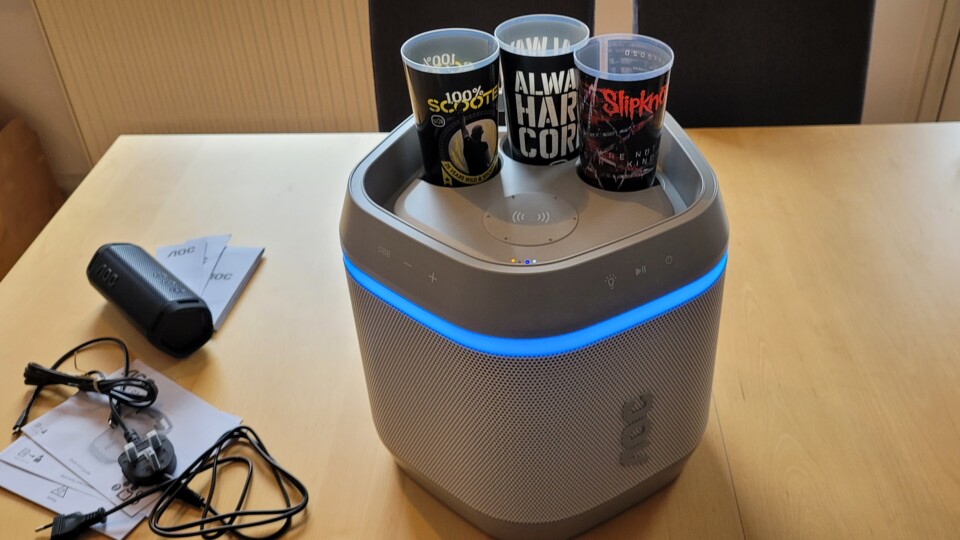 Drei Becher können hier abgestellt werden.