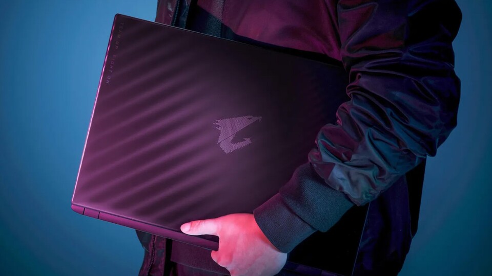 Auch unterwegs seid ihr mit dem AORUS MASTER 18 immer perfekt für eure Gaming-Session ausgestattet!