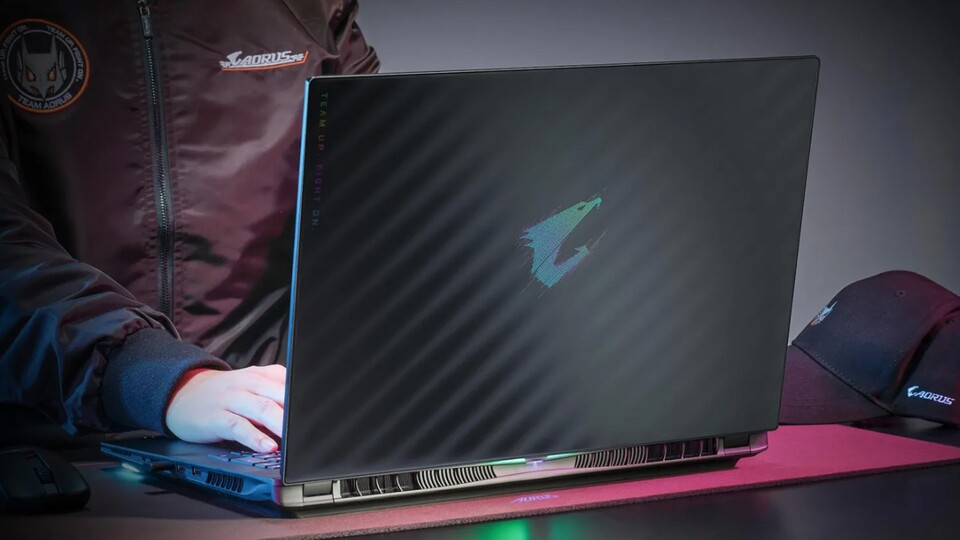 Das Gigabyte Aorus Master 18 ist ein Monster von Notebook, dazu passt das gigantische und gleichzeitig brillante Display, befeuert von einer RTX 5090.
