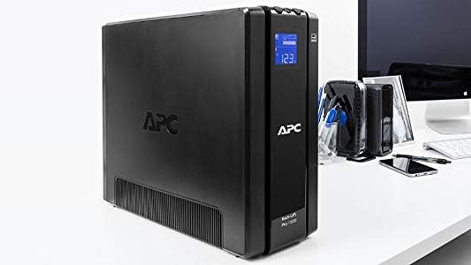 Diese USV der Marke APC steht bei mir schon seit über zehn Jahren auf dem Schreibtisch.