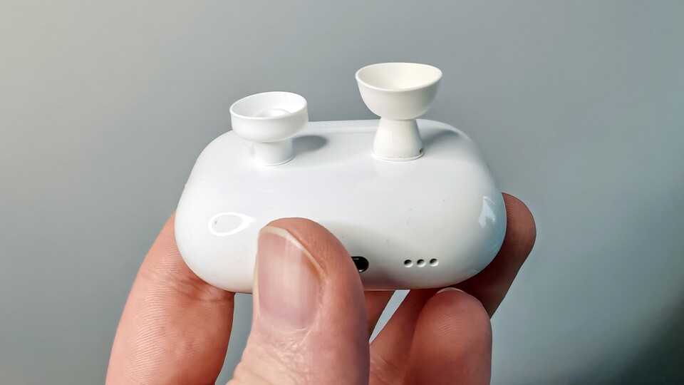 Die neuen Aufsätze (links) halten dank Schaumstoff Schall passiv besser ab. (Bildquelle: Maxe S., GameStar)