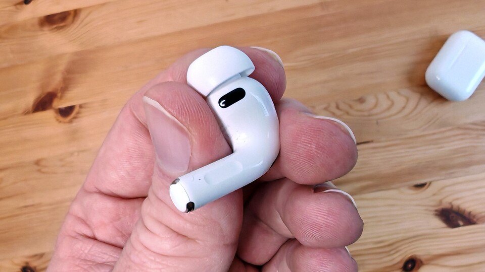 Dieser schwarze Fleck ist neu: Das ist der Herzschlagsensor. (Bildquelle: Maxe S., GameStar)