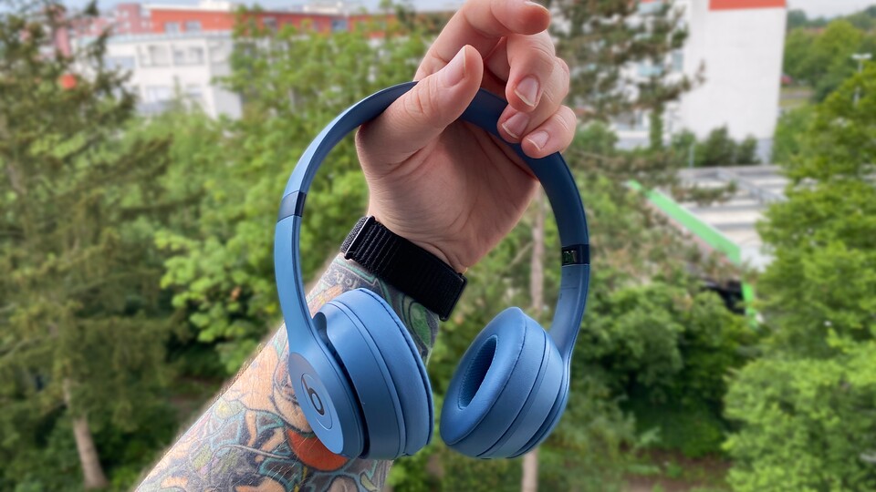 Das ist doch mal handlich: Die Beats Solo 4 lassen sich bequem überall mit hinnehmen.