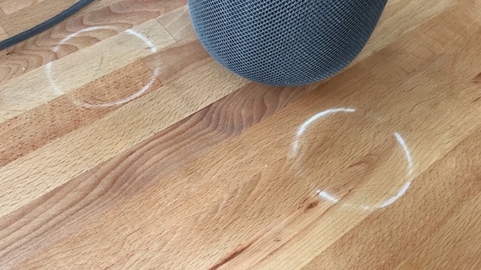 Ein Apple Homepod auf Holz sorgt für weiße Ringe. (Bildquelle: Wirecutter)