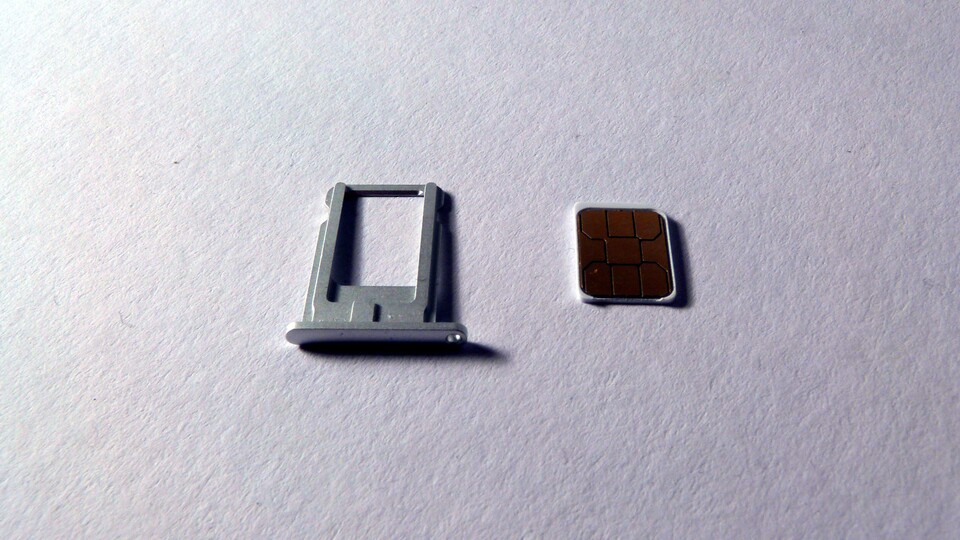 Zum Betrieb wird eine Nano-SIM benötigt, die sich aber notfalls selbst aus einer Micro-SIM herstellen lässt.
