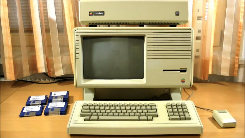Der Apple Lisa hier mit oben angebrachtem externen Festplattenlaufwerk zu sehen. (Bildquelle: YouTubealker33)